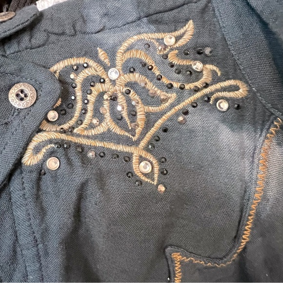 NWT Miss Me Sleeveless Embroidered Blouse Blue Rhinestones Pearlized Snaps - Picture 6 of 8